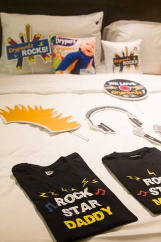 More goodies for the winners to bring home! Daddy, mummy and child rockstar t-shirts as well as all the selfie props! How fun!